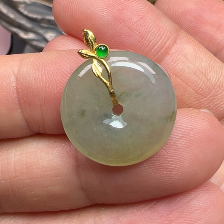 翡翠18K金镶嵌颈饰吊坠