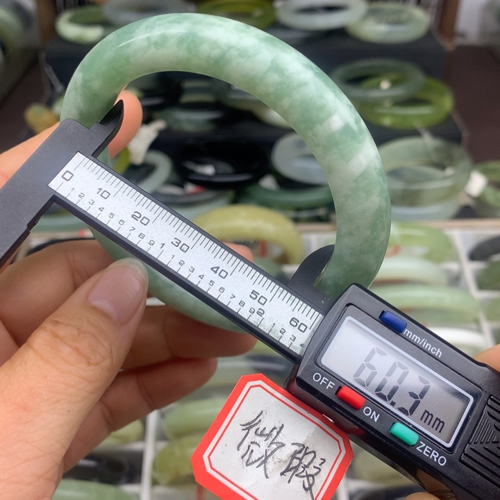 蛇纹石玉未镶嵌手镯922