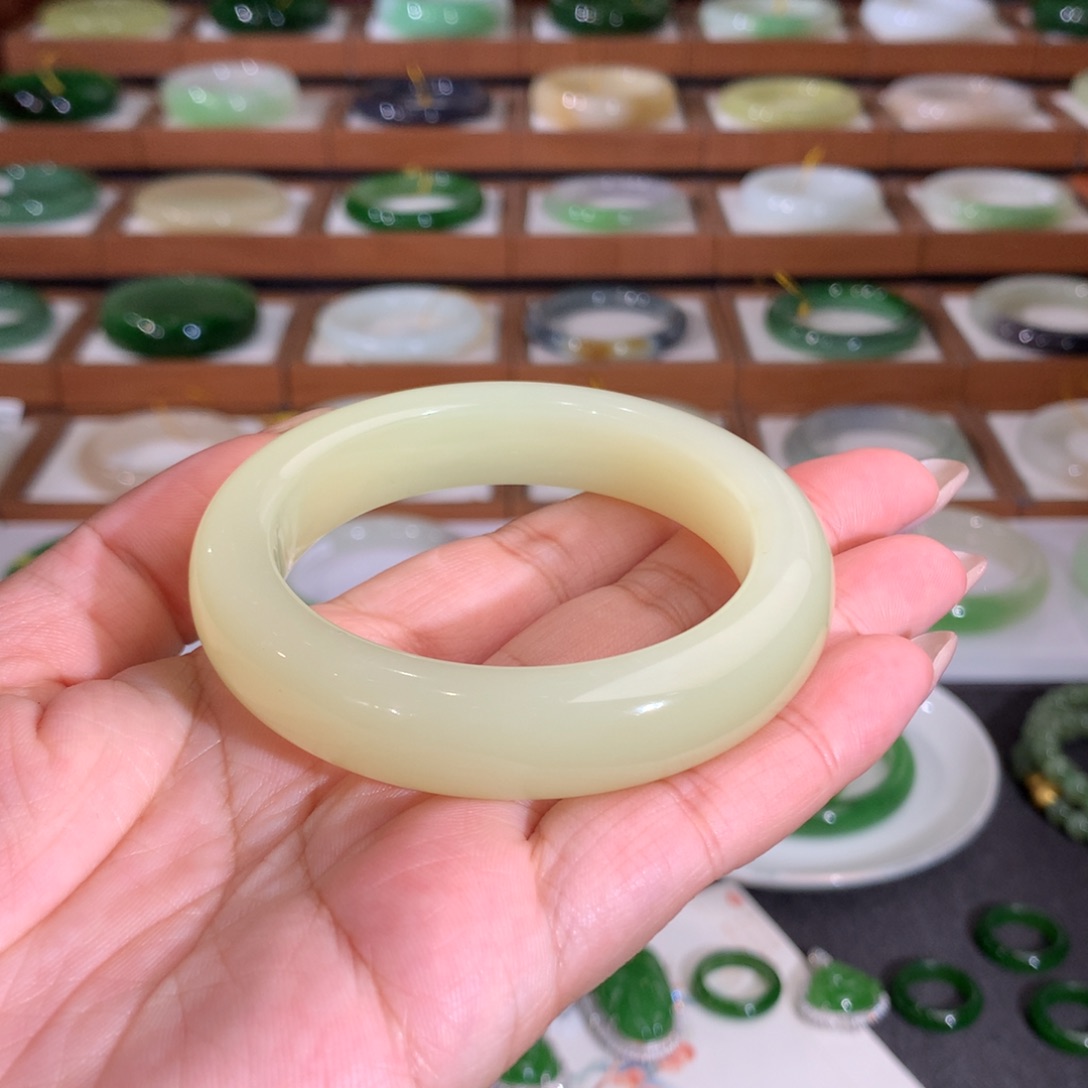 和田玉未镶嵌手镯