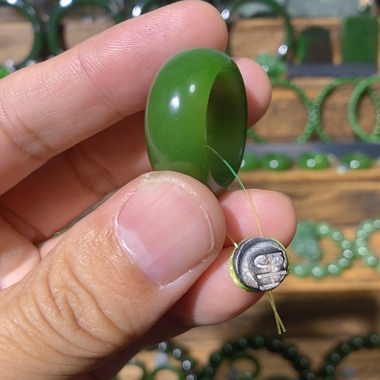 【闪购商品】吊坠(不含链)未镶嵌和田玉合****哥俄料阳绿戒圈19