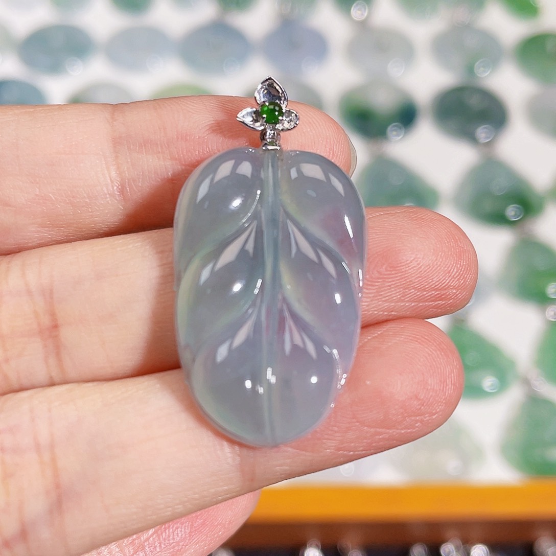 颈饰18K金镶嵌翡翠吊坠