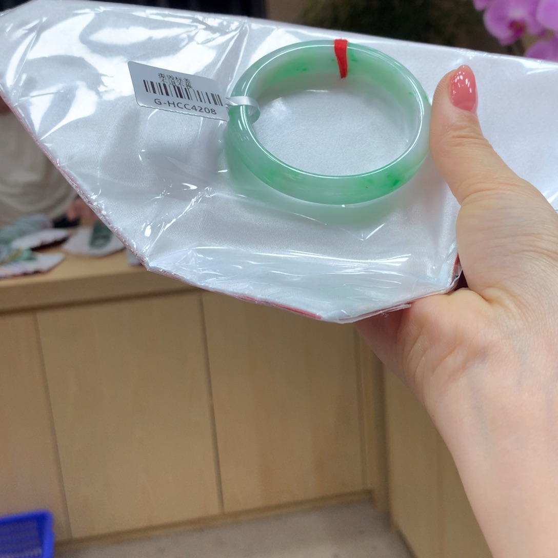 翡翠手镯未镶嵌不退不换