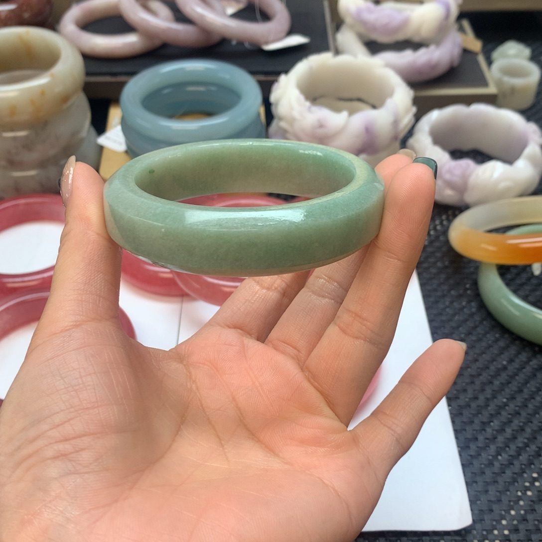 石英岩玉未镶嵌手镯豆绿
