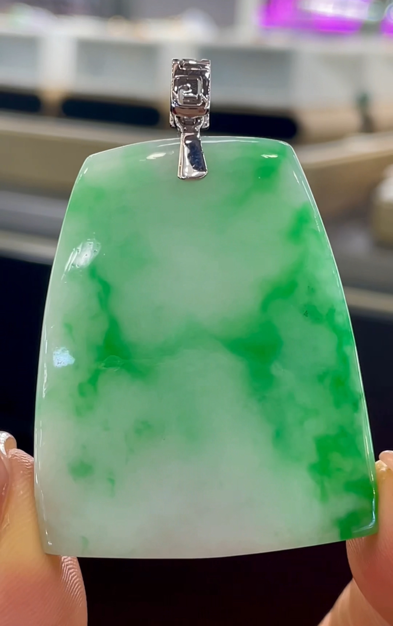 缅甸翡翠A货阳绿无事牌吊坠裸石：42.5*34*5.6