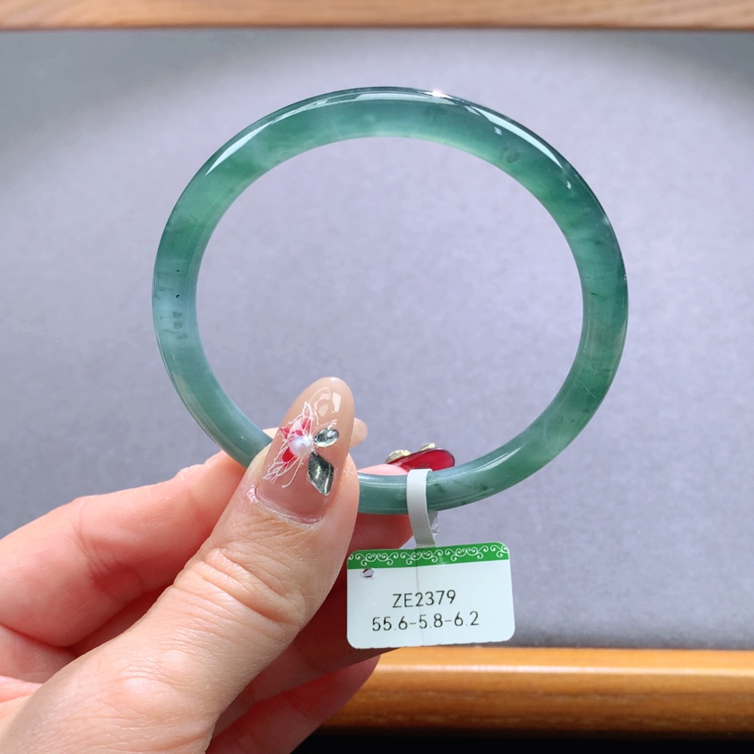 翡翠手镯未镶嵌天然翡翠手镯叮当镯