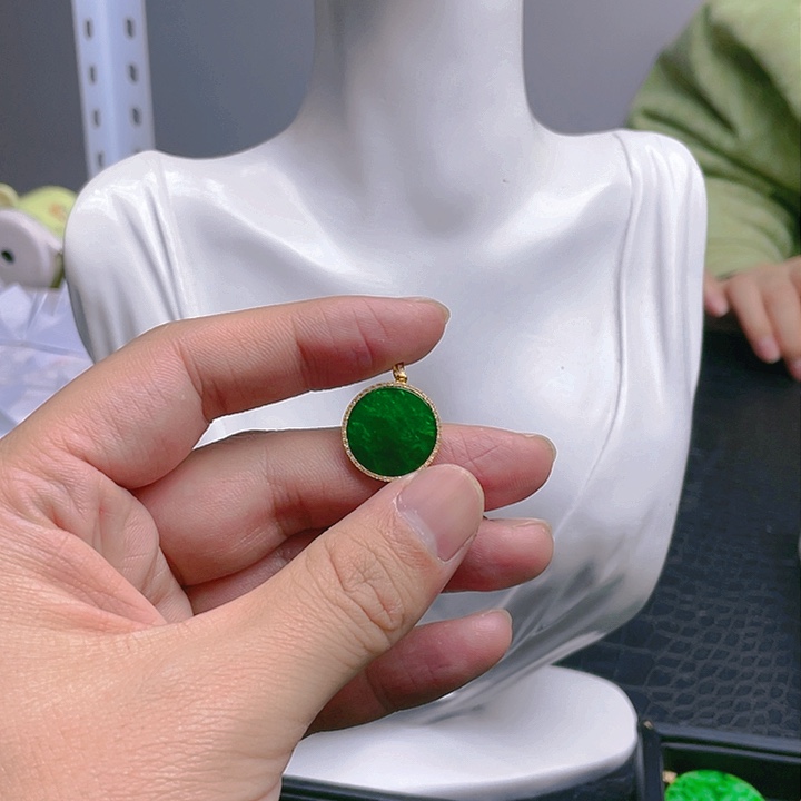 翡翠颈饰18K金镶嵌天然翡翠