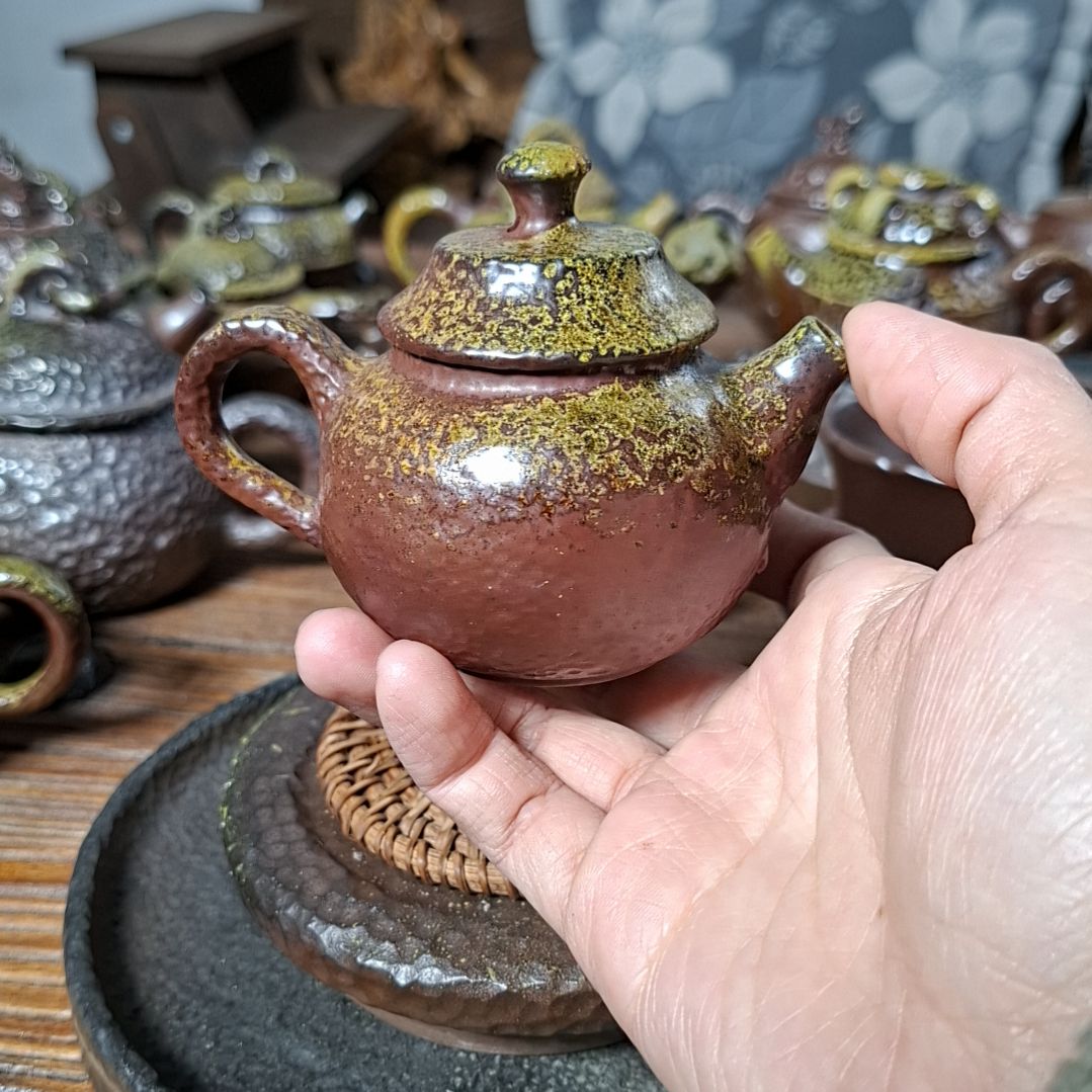 坭兴陶纯柴烧壶110c，微瑕