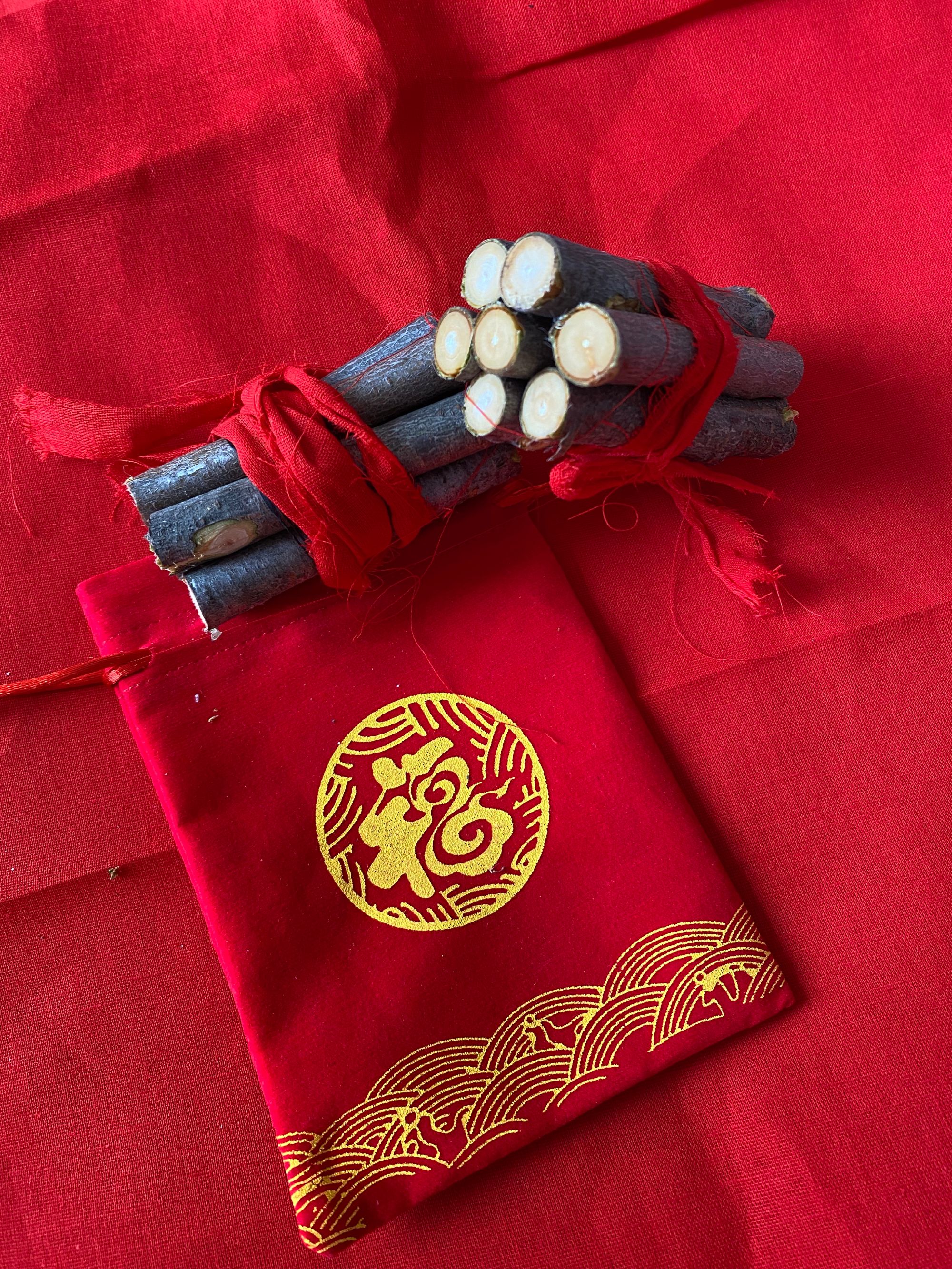 绑东南桃木枝可招桃花招财的家用摆件红布捆桃木枝红绳布催姻缘