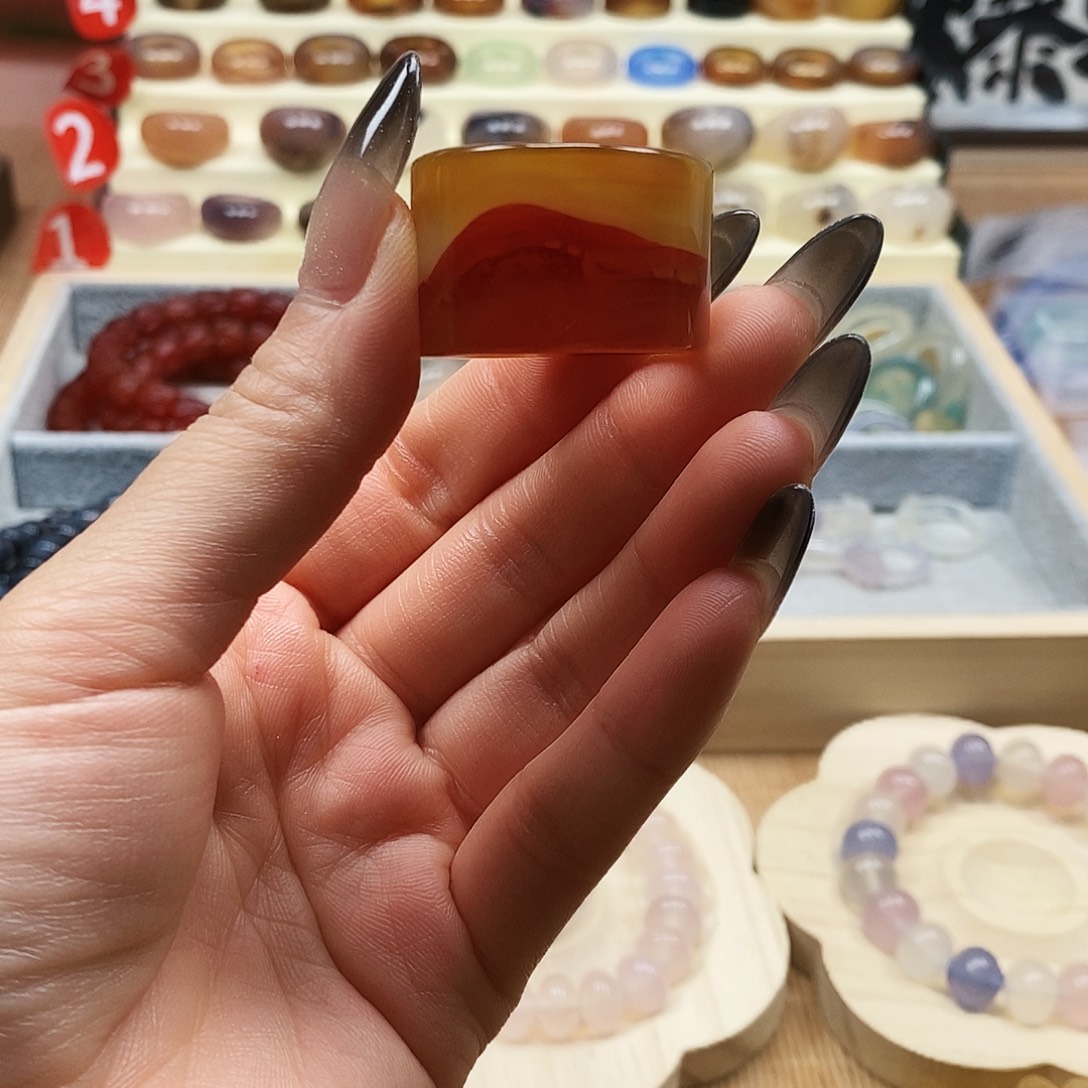 敬***阁玛瑙/玉髓未镶嵌戒指