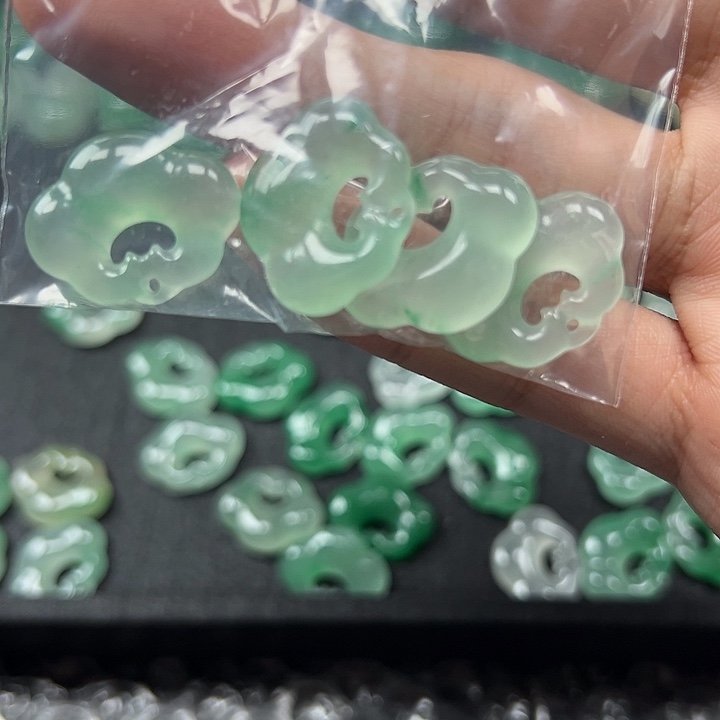 石英质玉颈饰未镶嵌一***?