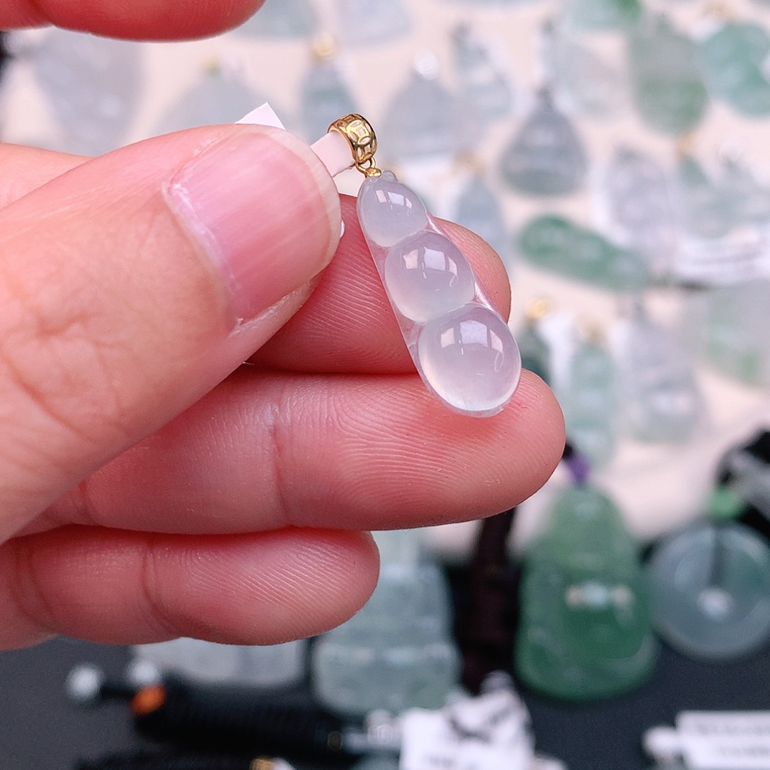 翡翠颈饰18K金镶嵌冰豆 高21 宽7.5 厚4.5