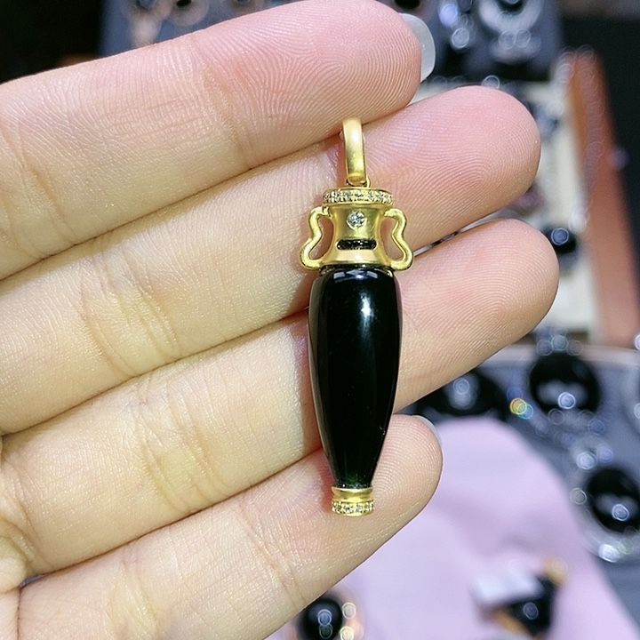 颈饰18K金镶嵌翡翠宝瓶