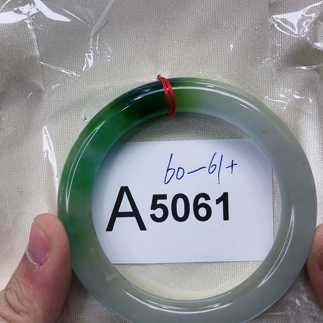 翡翠手镯未镶嵌多样性