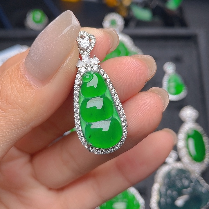 翡翠颈饰未镶嵌福豆