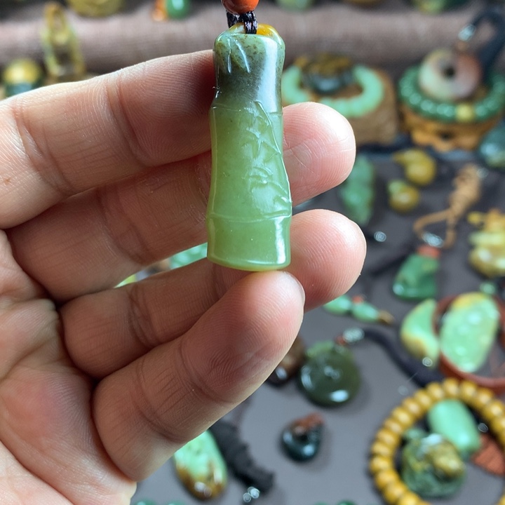 透闪石质玉未镶嵌吊坠(赠链)