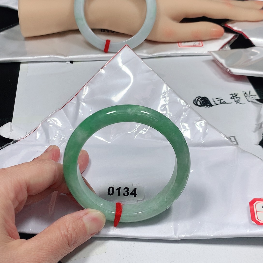 翡翠手镯未镶嵌杨*嘟天然缅甸A货翡翠手镯