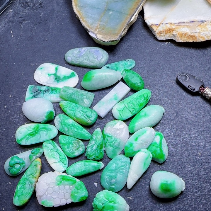 翡翠挂件未镶嵌黑*糕天然a货翡翠001