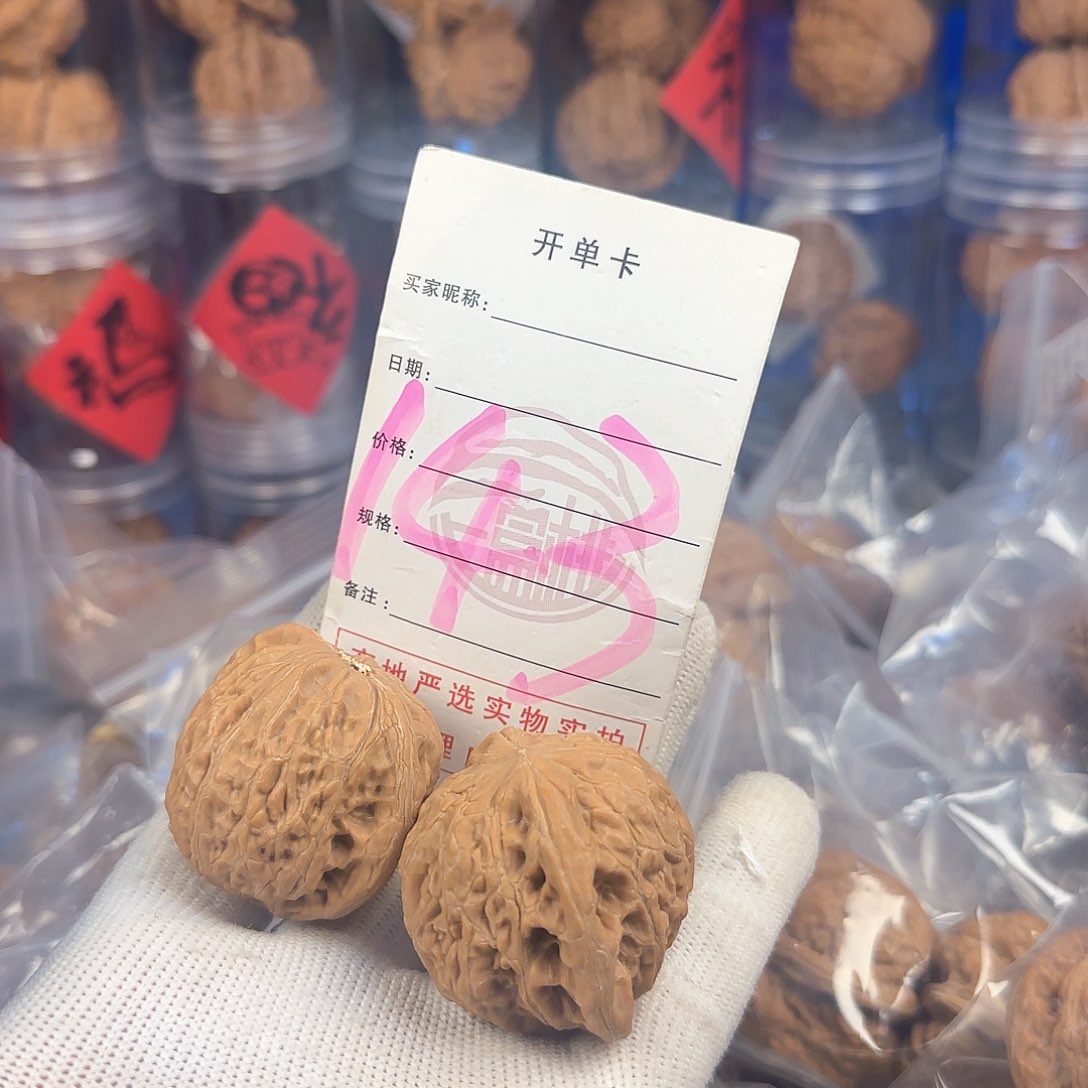 文玩核桃吊坠大**。铁锤