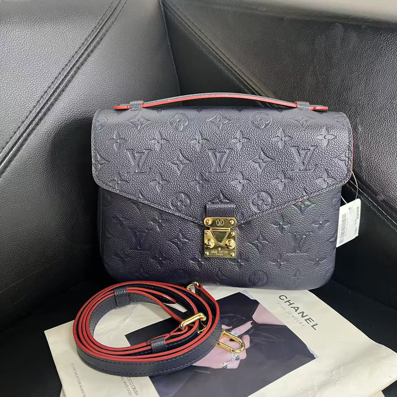 95新 LouisVuitton/路易威登 捐金沉珠/压纹邮差包单肩