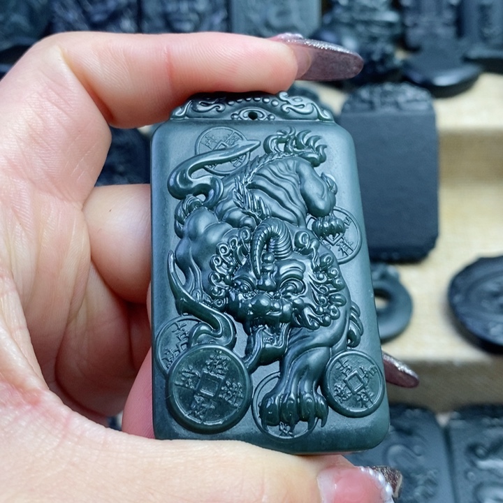 和田玉（青玉）颈饰未镶嵌双面雕刻