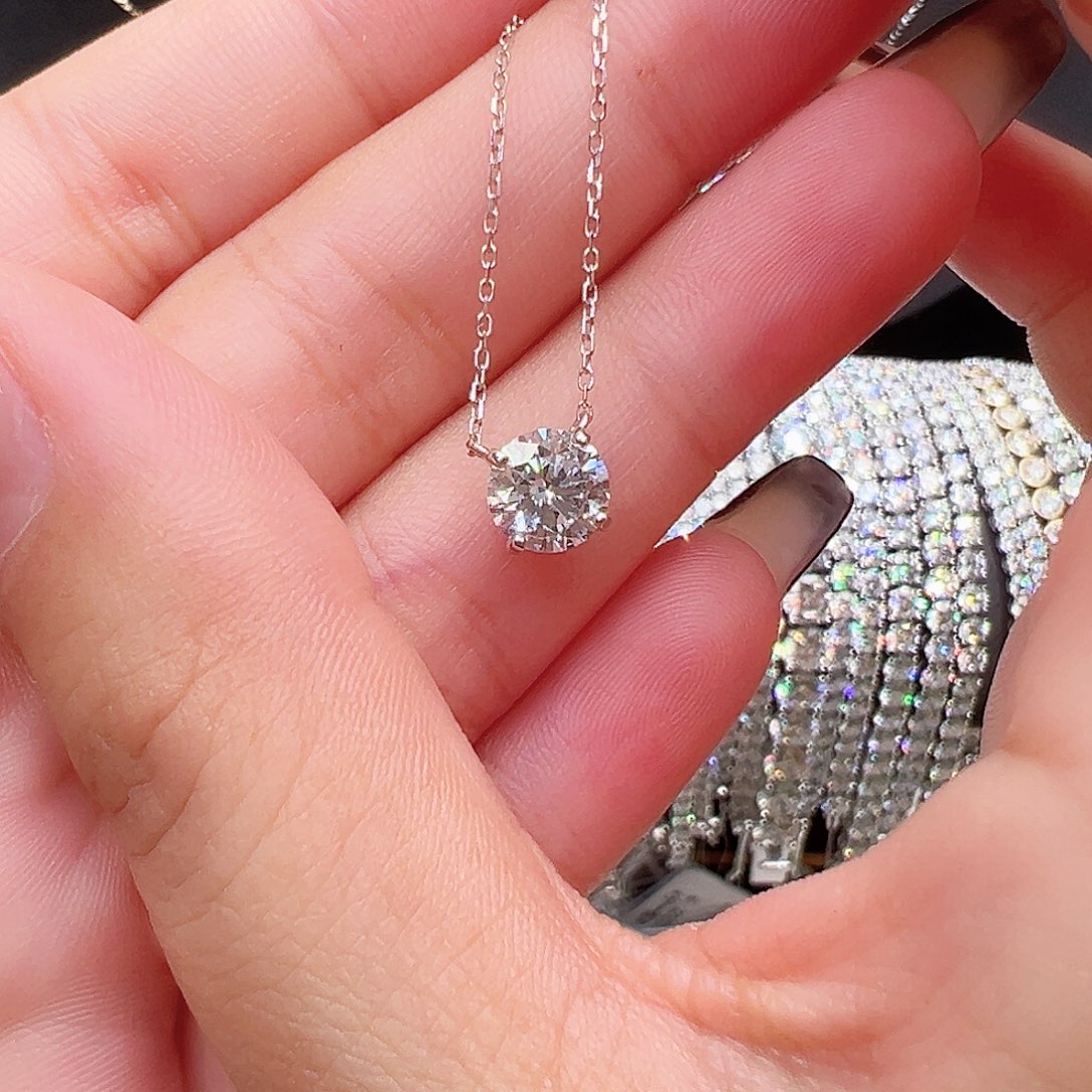 颈饰18K金镶嵌合成钻石