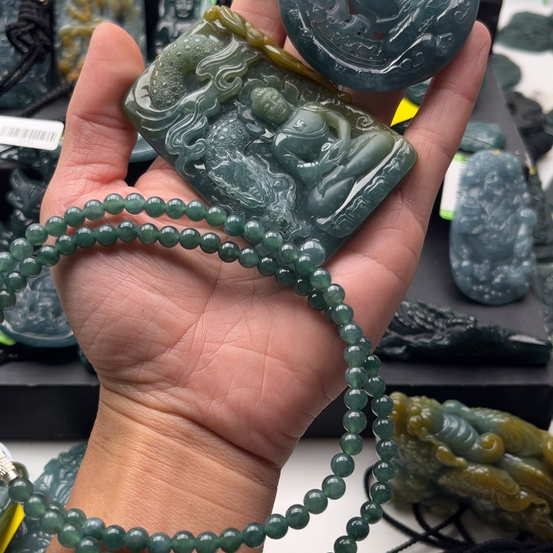 刘***混翡翠未镶嵌颈饰3件打包价格