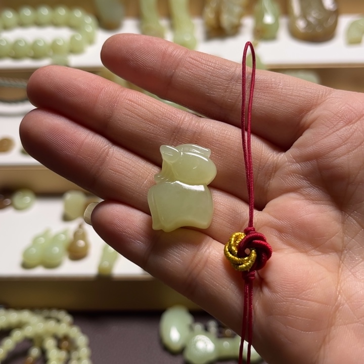 正***微和田玉未镶嵌颈饰