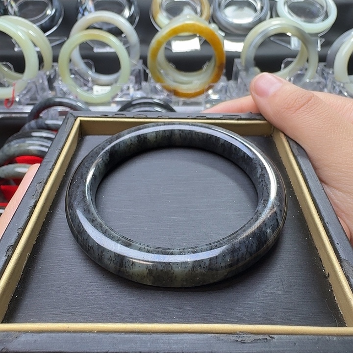 和田玉未镶嵌手镯