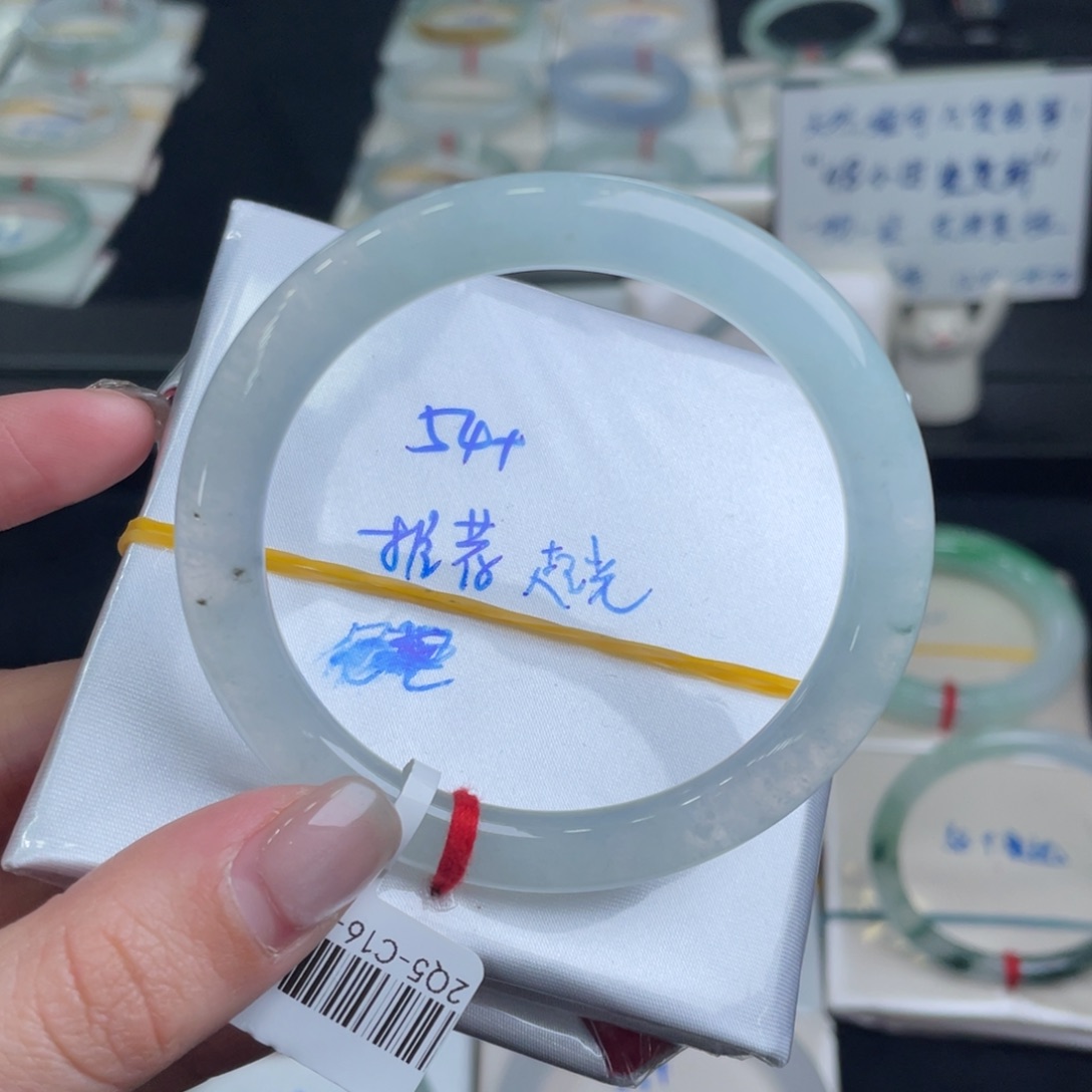 翡翠手镯未镶嵌翡翠