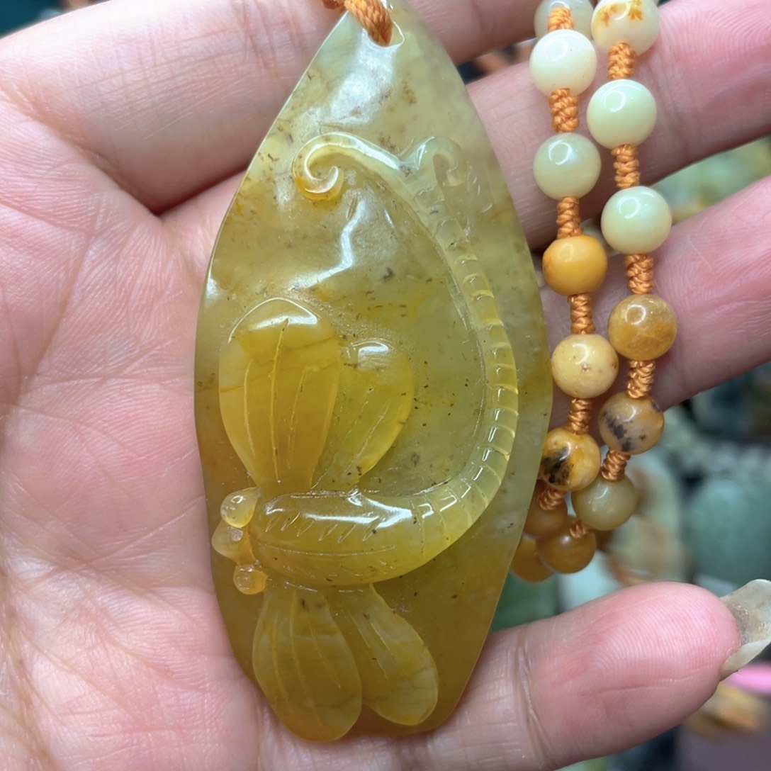 蛇纹石玉颈饰未镶嵌