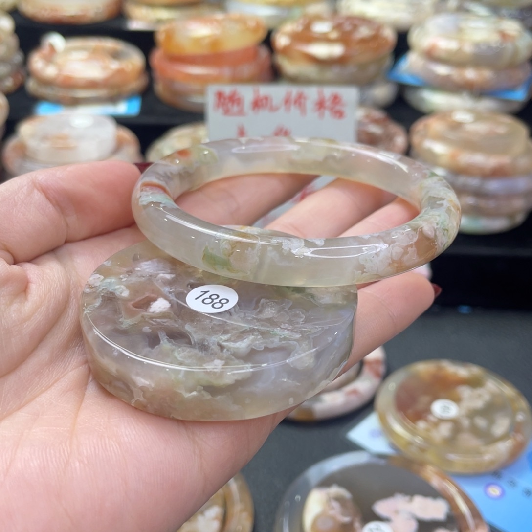 未镶嵌手镯石英质玉带****。57/188