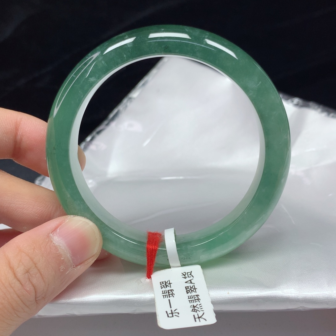 翡翠手镯（圆镯）未镶嵌55.8