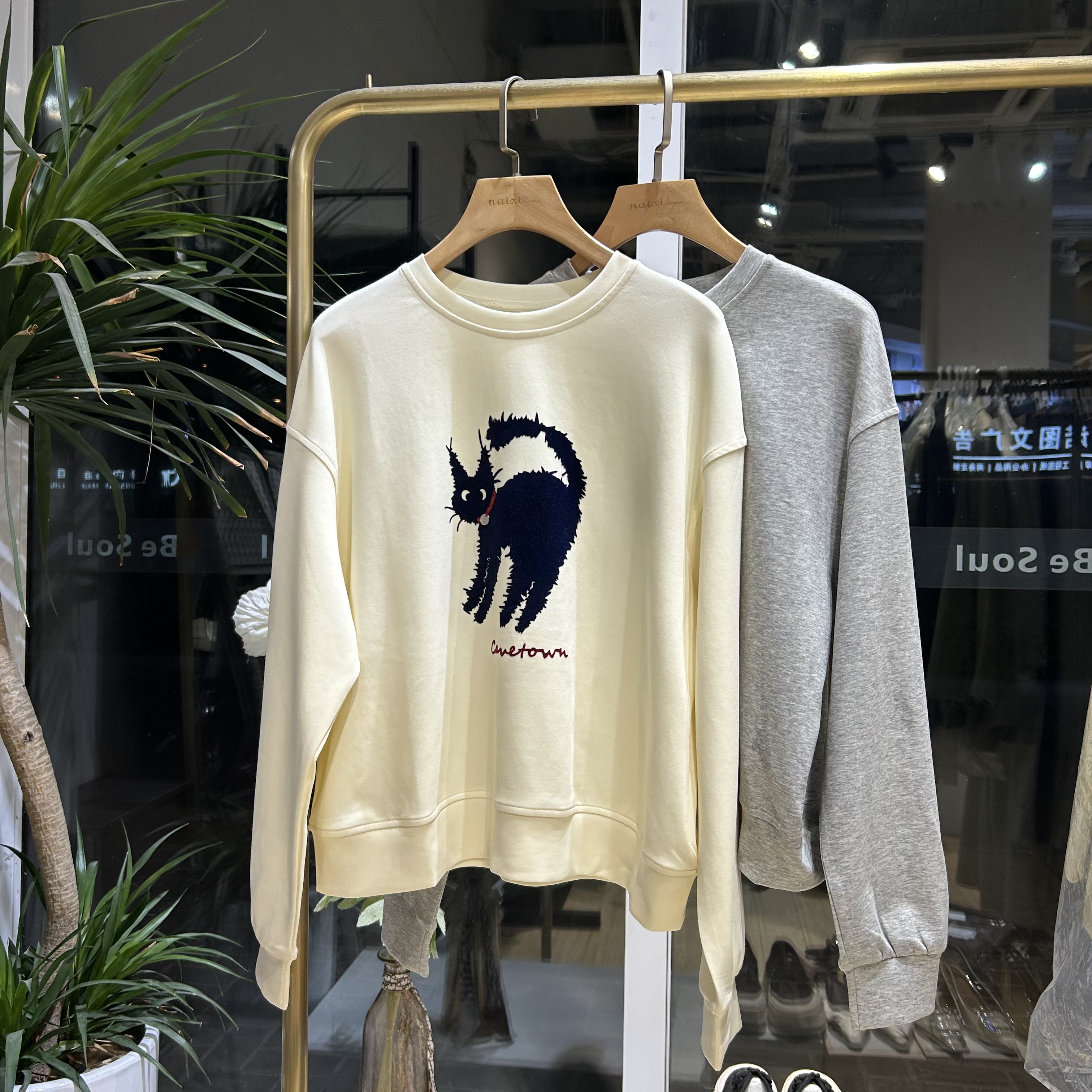 8093字母宽松INS风圆领秋季春季面部猫时尚轻职风卫衣