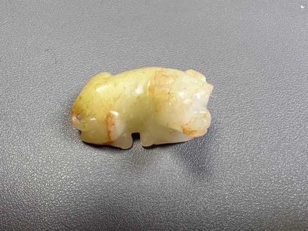 汉和田玉原皮黄沁玉牛