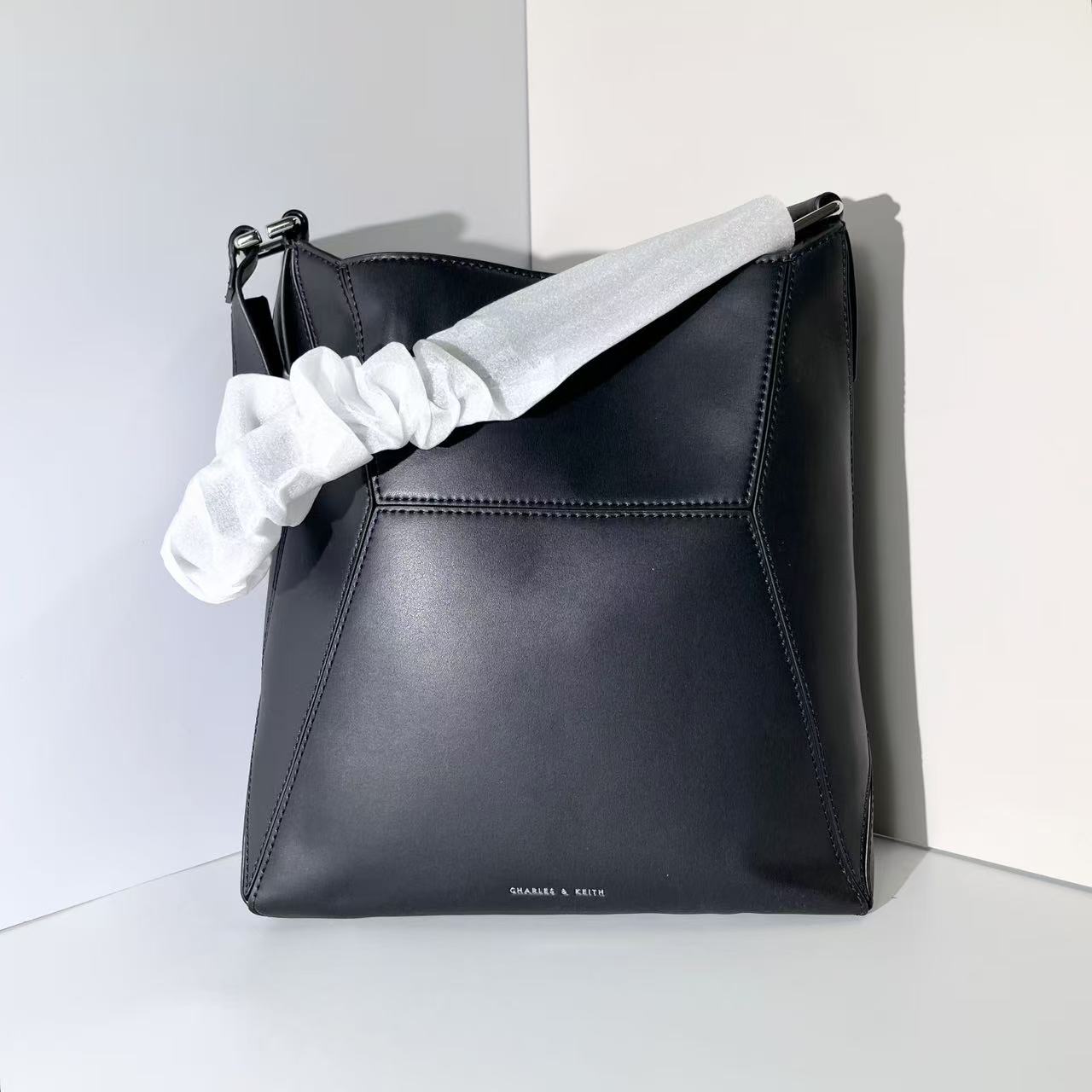 CHARLES&KEITH 40671586暗黑色L女士单肩手提包-杨灬