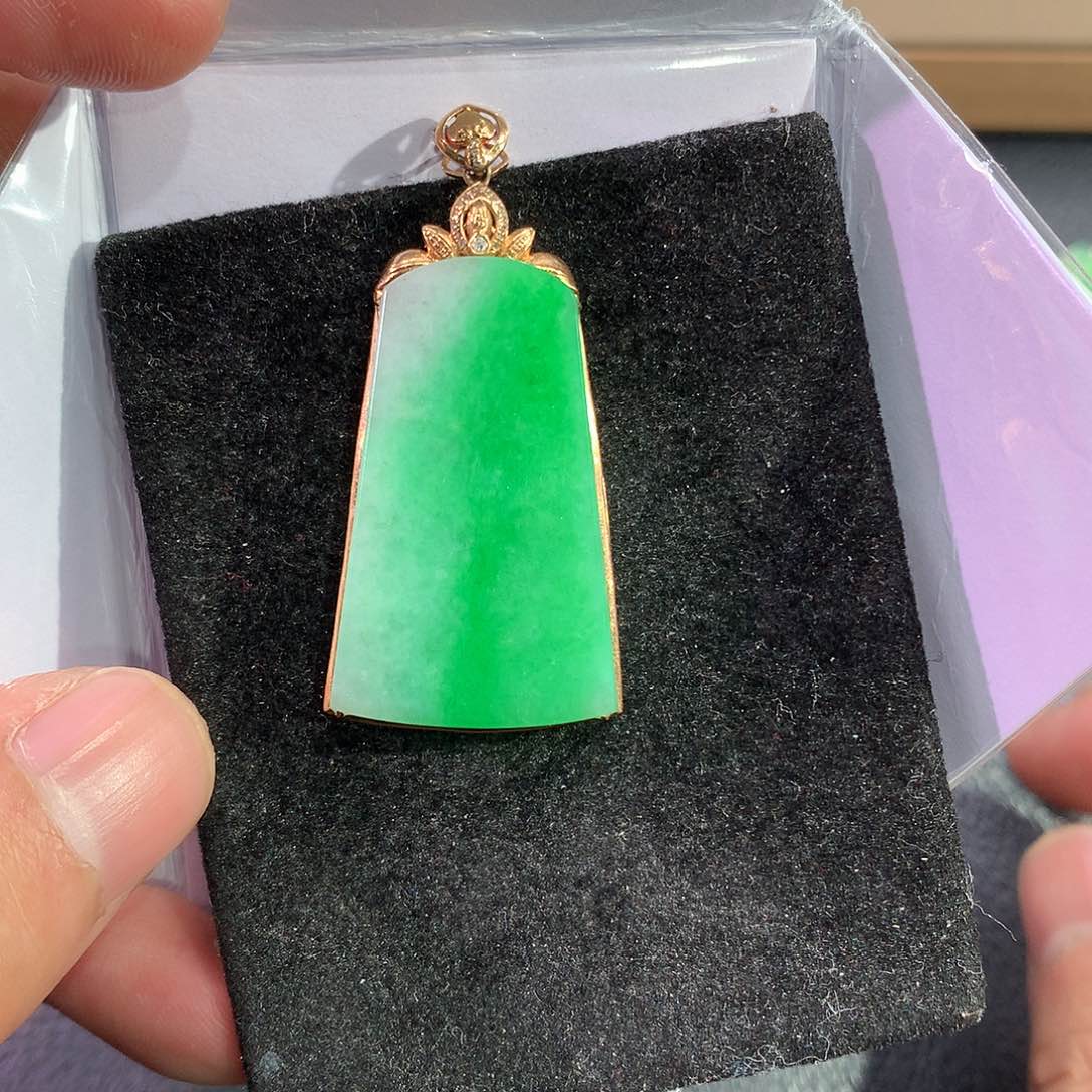 翡翠吊坠(赠链)18K金镶嵌