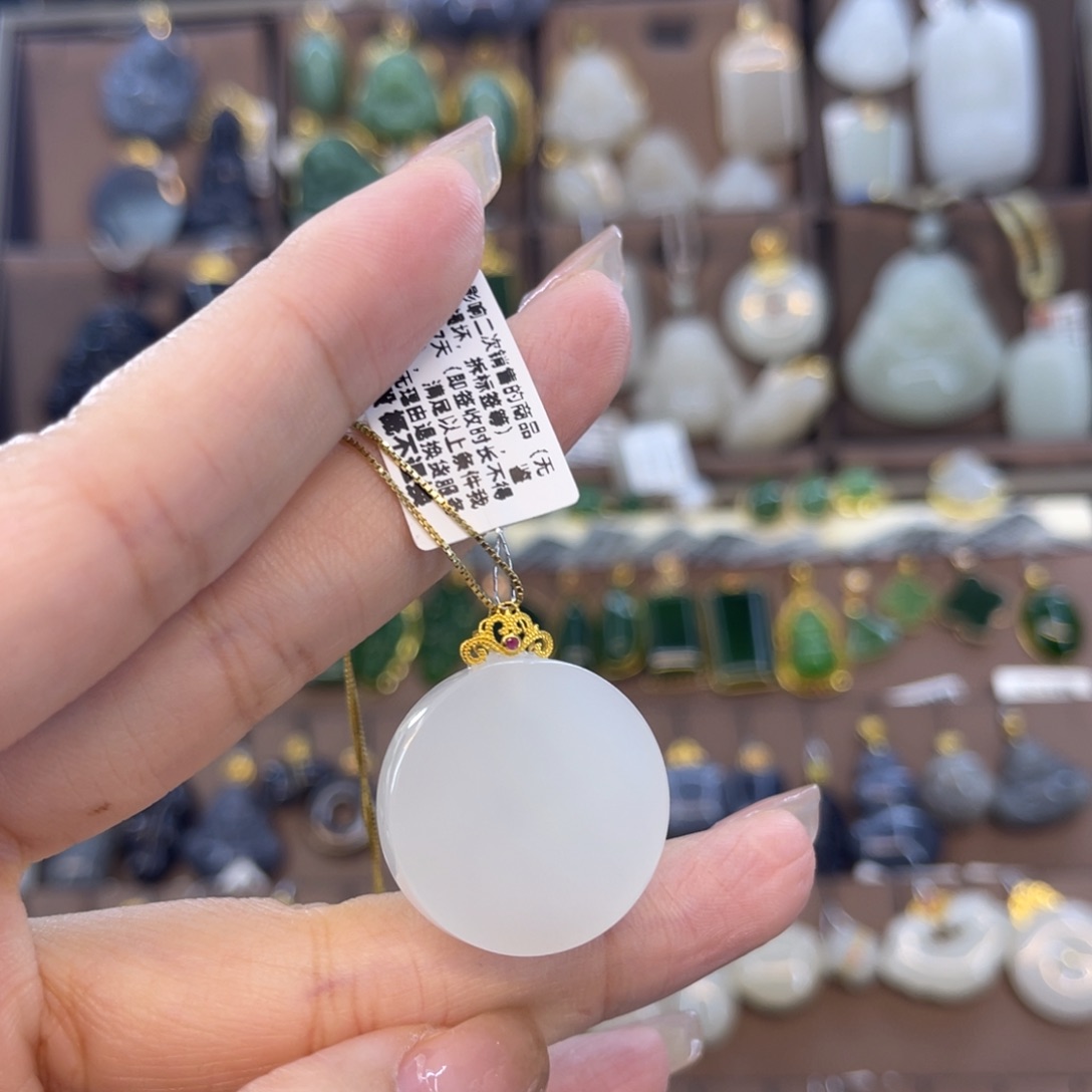 和田玉吊坠18K金镶嵌