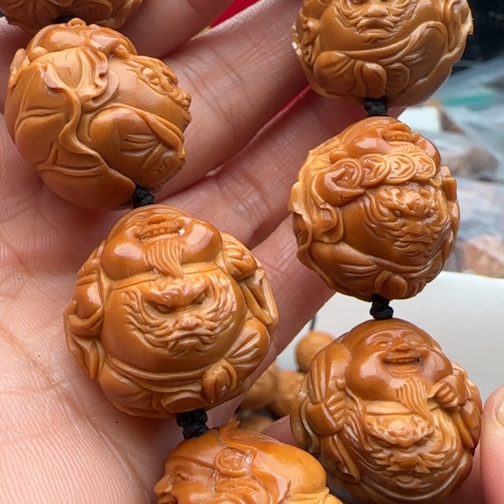 橄榄核手串阳****晨雕刻工艺