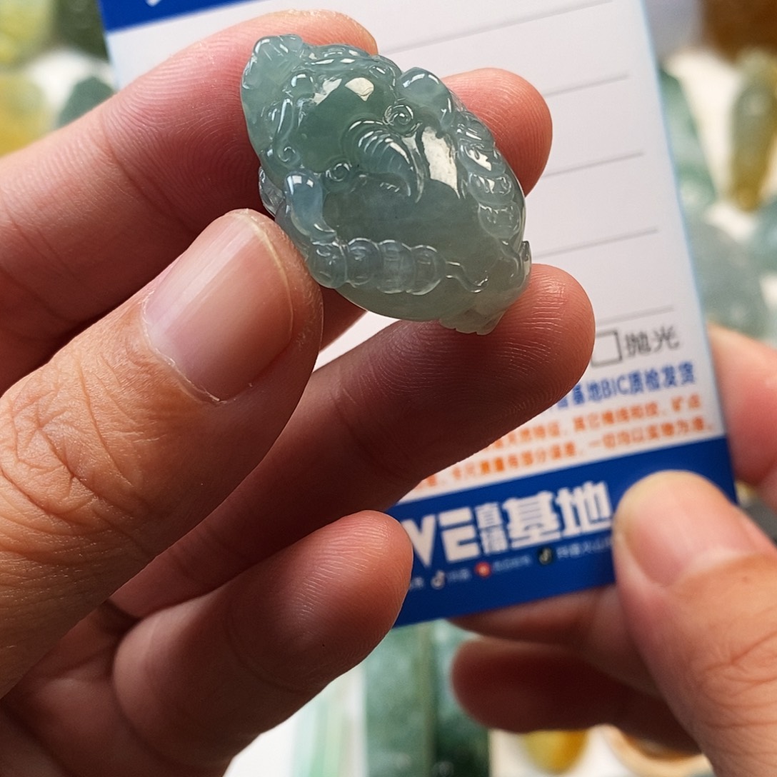 翡翠未镶嵌颈饰金蟾