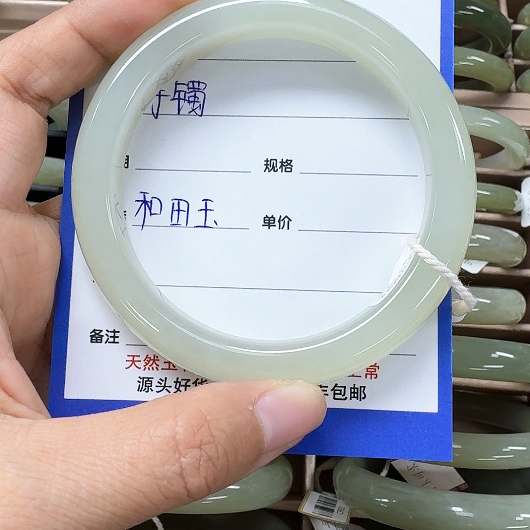 和田玉手镯未镶嵌桃**?