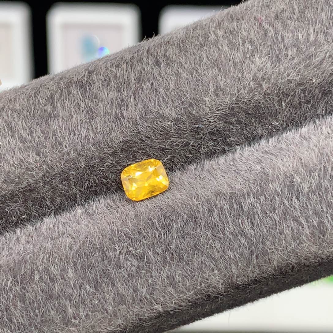 蓝宝石裸石4.5✖️5.5mm金丝雀