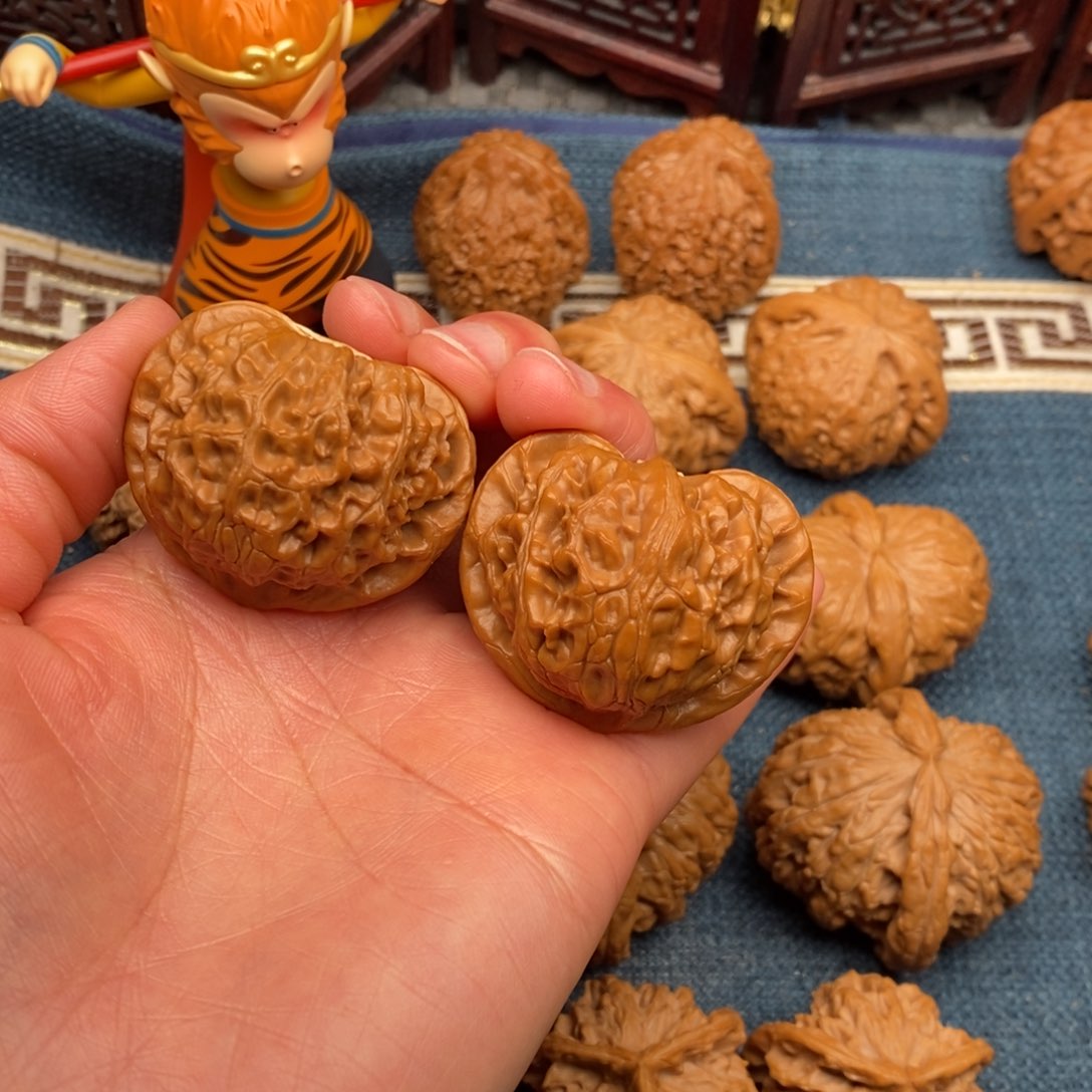 文玩核桃把件42.5桃心宫灯