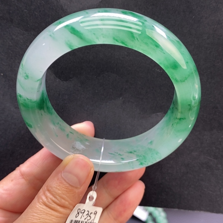 缘***启石英质玉未镶嵌手镯