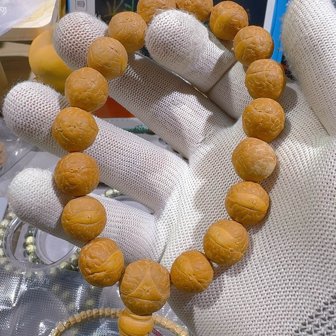 凤眼菩提手串原皮色凤眼菩提有一颗小珠子（介意勿拍）