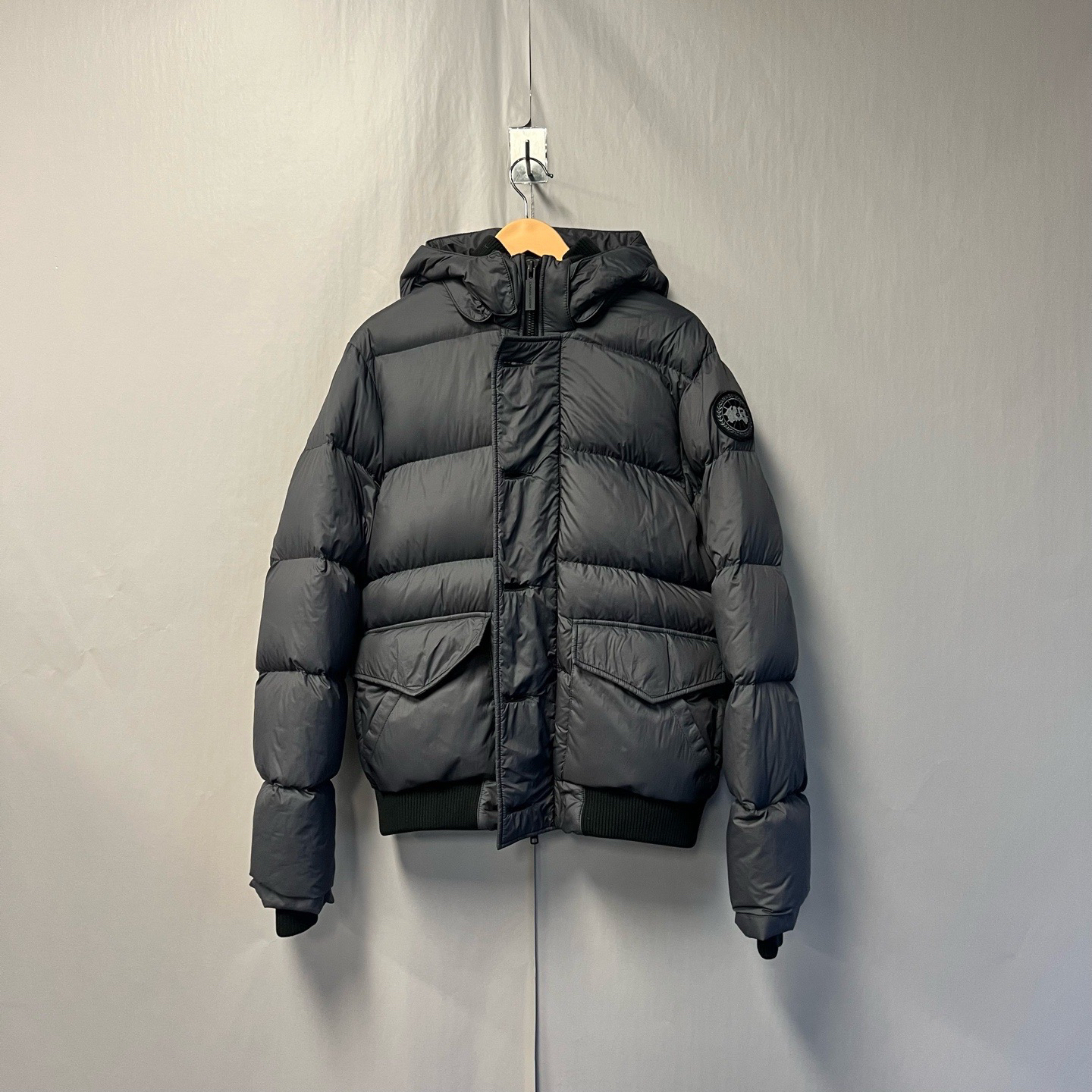 99新 CANADA GOOSE 深灰色黑标短款飞行员羽绒服 s码 #3508 jnd