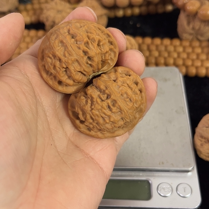 李***远文玩核桃把件42左右微瑕练手宫灯，朋友福利