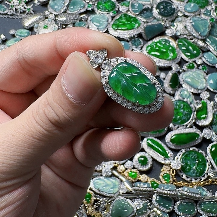 翡翠颈饰未镶嵌天然A货翡翠放漏