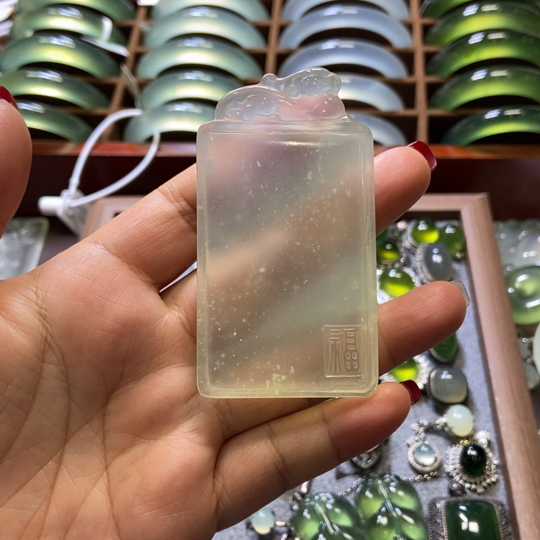 蛇纹石玉吊坠未镶嵌