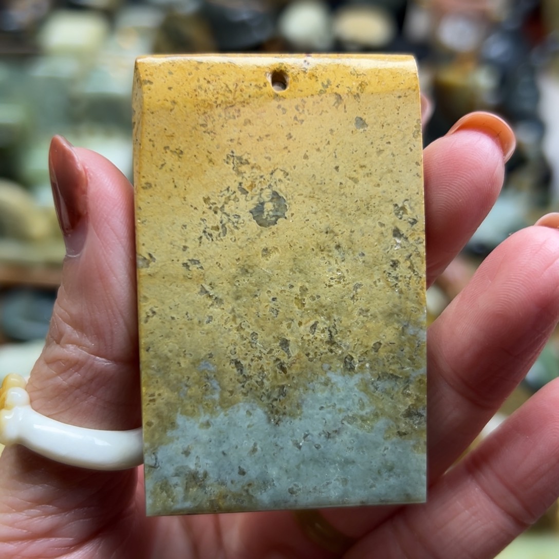 岫岩河磨玉（透闪石质玉）未镶嵌颈饰河磨玉大牌子