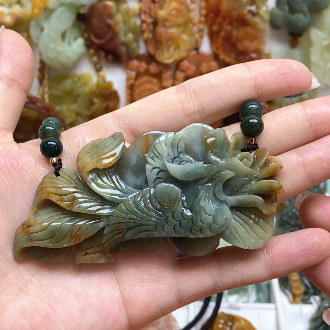 蛇纹石玉颈饰未镶嵌